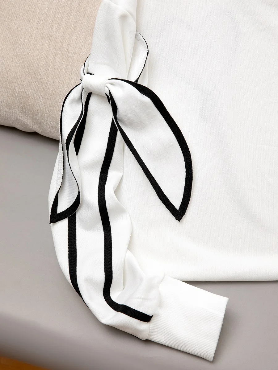 سترة خريف/شتاء بأكمام طويلة معقودة ومزينة بحروف الصدر وطباعة الحب ورقبة دائرية