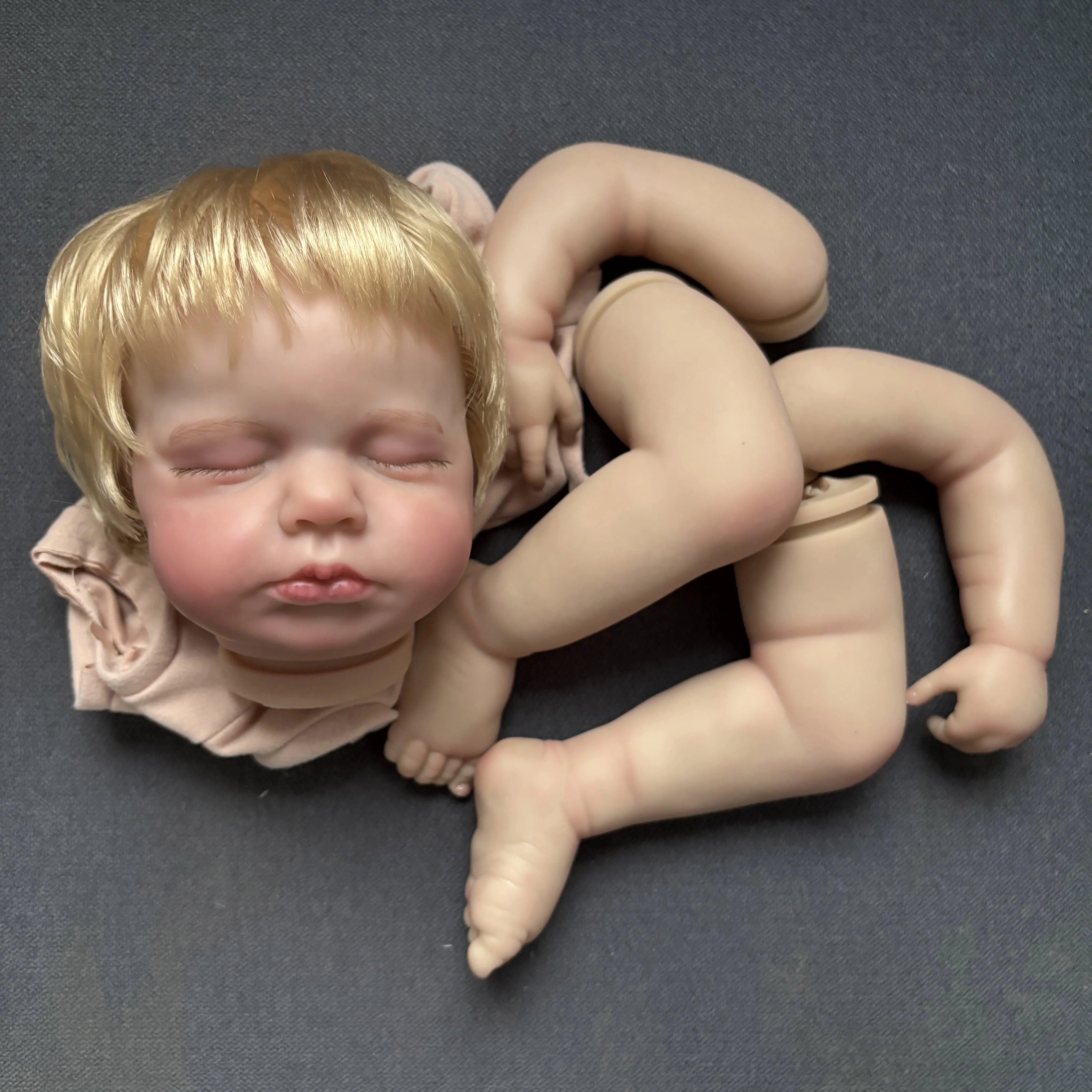 Kit de muñeco realista Loulou Asleep de 19 pulgadas, pelo dorado con raíces a mano, piezas de muñeca pintadas de múltiples capas suaves y realistas con cuerpo de tela