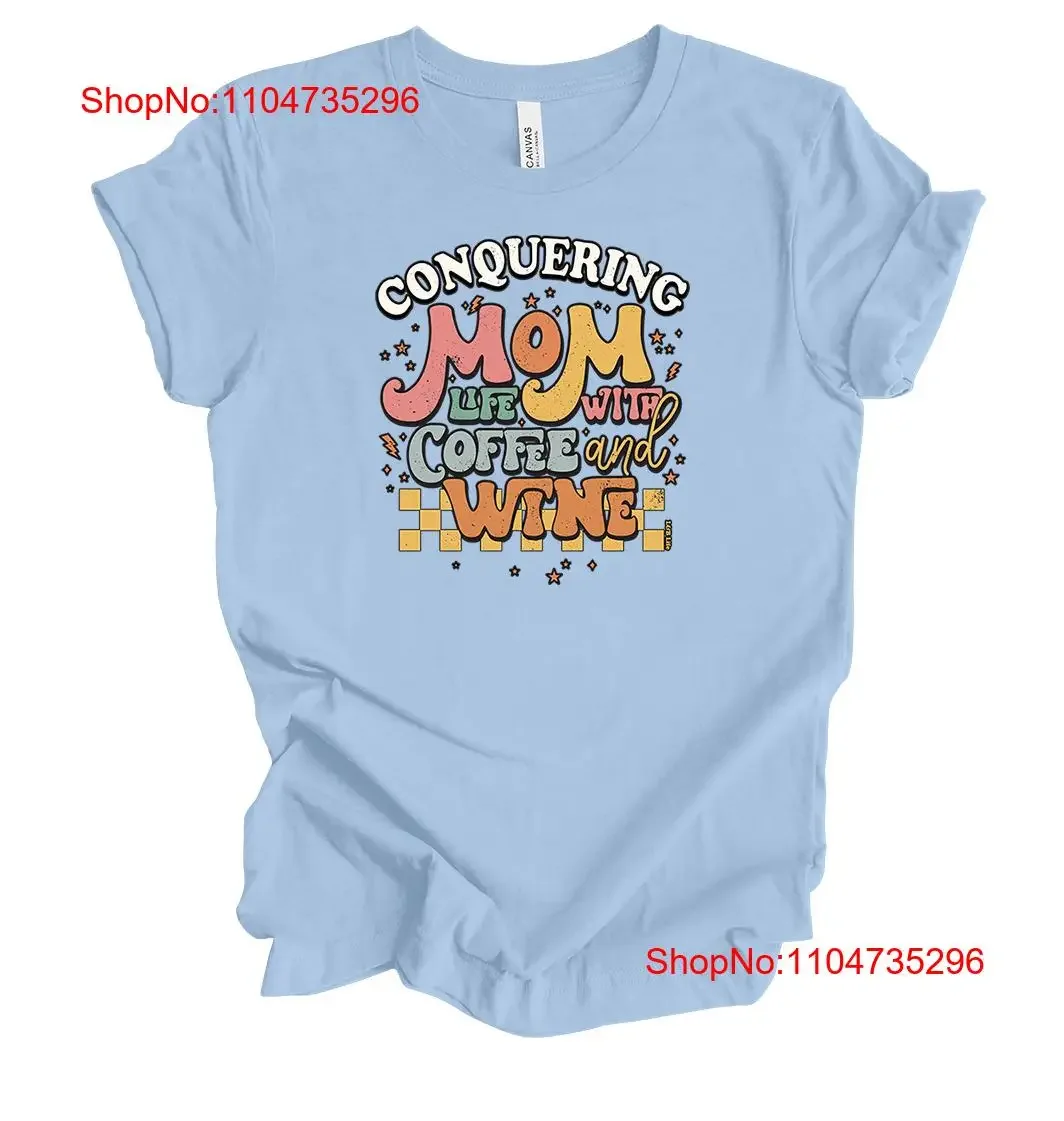 Conquering maman vie avec café et vin fête des mères t-shirt drôle rétro vintage lavé streetwear légèrement graphique doux
