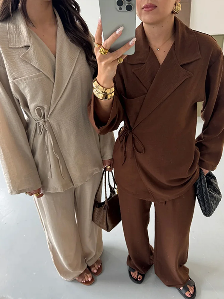 Neue Damen-Outfits: Schicke Anzüge mit Revers, seitlicher Schnürung, langen Ärmeln, Taschen und weiten Hosen – Detail 15