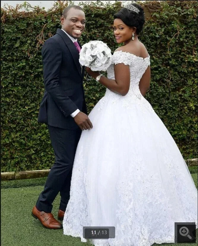 Passen Sie Vintage-Hochzeitskleider aus weißem Tüll in A-Linie an, schulterfrei, V-Ausschnitt, Spitzenapplikationen, Prinzessin-Brautkleider