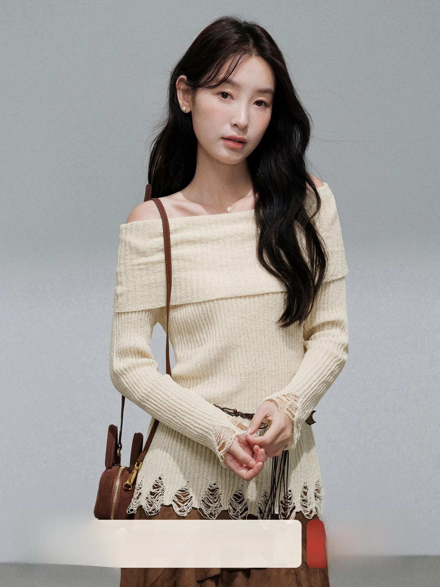 

Деревянный декор, свитер с эффектом потертости и перфорацией, двусторонний, на одно плечо, вязаный, женский, с текстурой в полоску, для ранней осени, универсальный