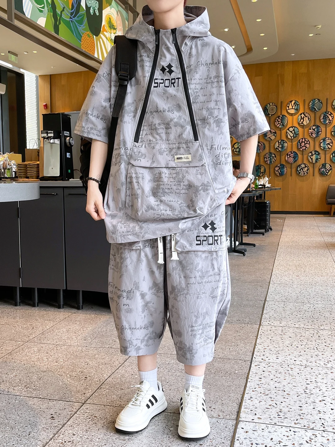 Conjunto Casual de Moletom com Capuz e Calça para Homens, Estampa de Verão, Camiseta Estilosa de Manga Curta e Calça de Sete Oitavos em Fibra de Polié