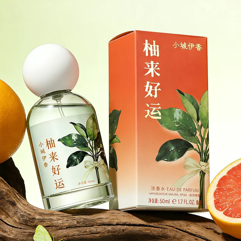 

Парфюм с ароматом помело, цитрусовых, розы, жасмина, грейпфрута и мяты. Стойкий, свежий, цветочный, фруктовый аромат. Женская туалетная вода.