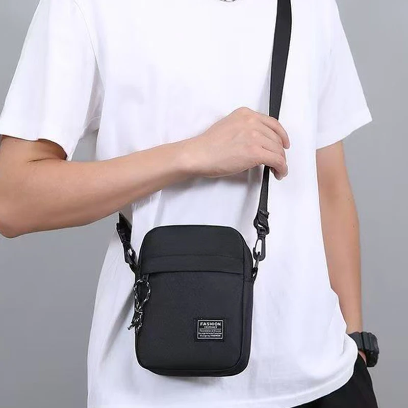 Sac pour hommes, disponible dans un seul design à bandoulière ou à bandoulière, adapté à un usage quotidien pendant l'école. Fabriqué en nylon.