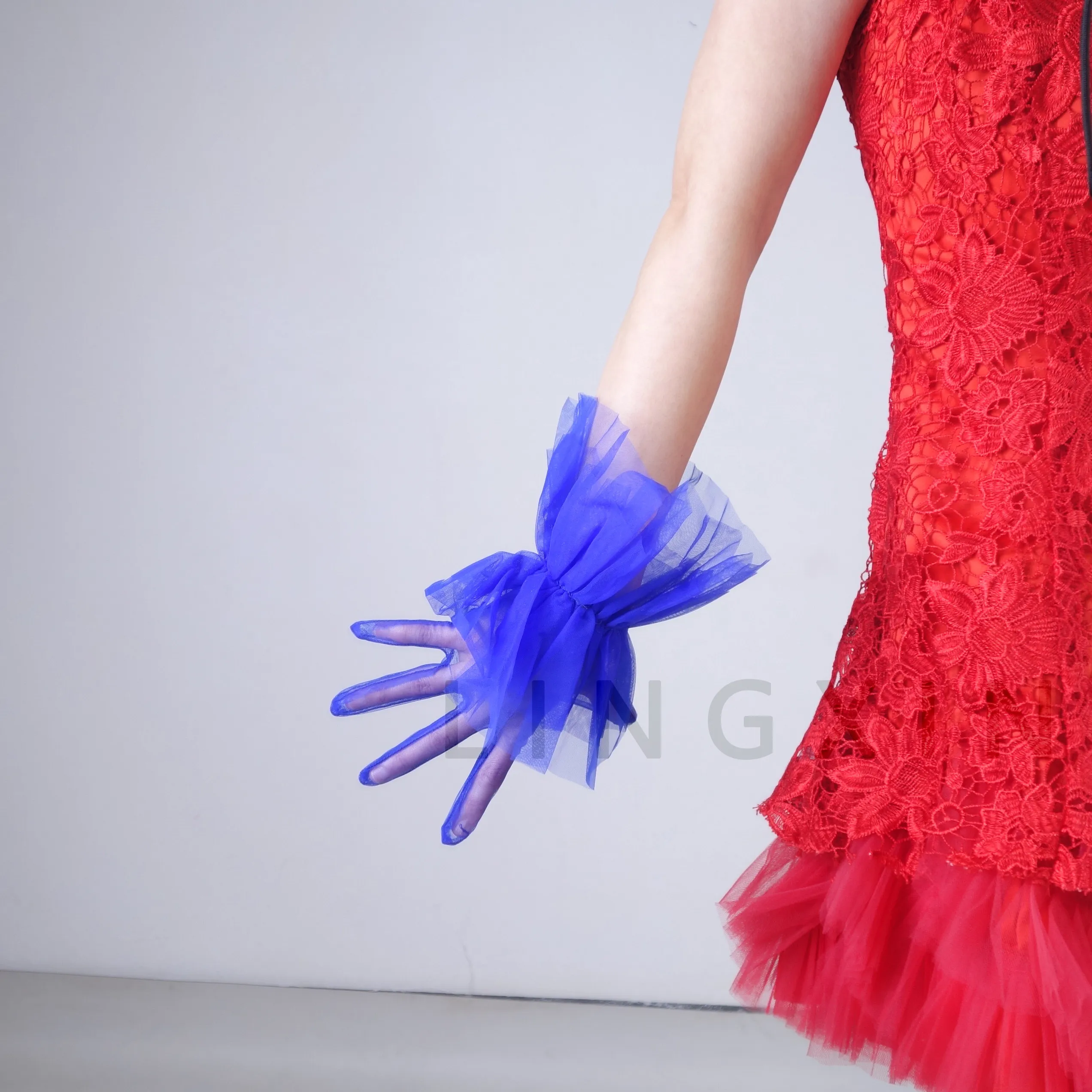 Kurze Spitzenhandschuhe mit Rüschenbesatz, Tüll-Mesh, halbtransparent, Touchscreen-kompatibel, Schwarz-Weiß-Punkte, elegant, für Hochzeiten, Damen – Detail 4