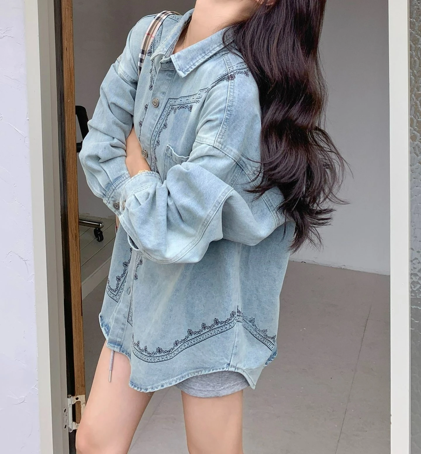 

Женская джинсовая куртка в стиле ретро с принтом Design Sense, ранняя весна и осень 2026, темпераментная рубашка, топ