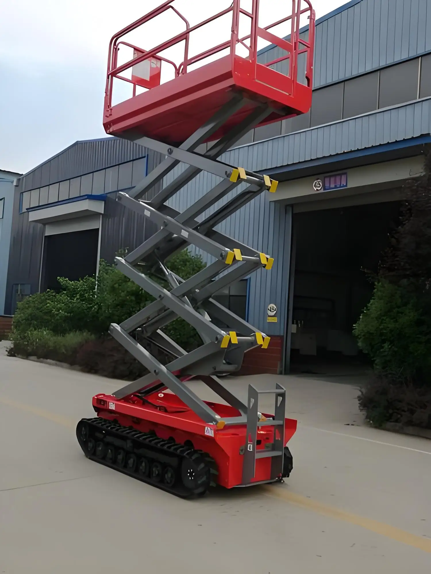 Crawler Type Aerial Work Vehicle with Motor & Gearbox One Click Leveling Function 1 Year Warranty