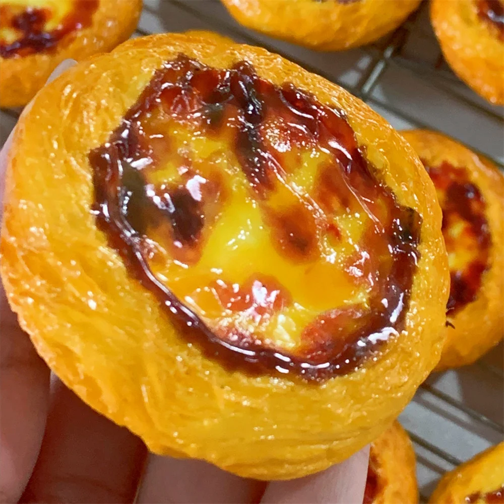 リアルなマカオエッグタルトモデルケーキ 3 個耐久性のある日焼け防止飛散防止ブランチデザートディスプレイカフェクリスピー食品レプリカおもちゃ