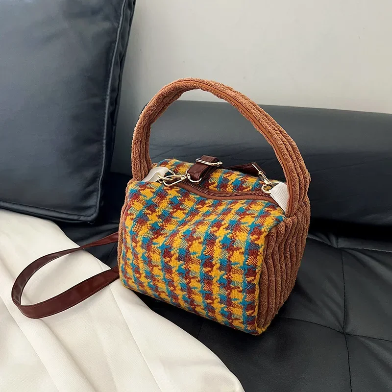 

2025 New Small Woolen Tweed Handbag Niche Pillow Crossbody Bag Plaid Versatile Shoulder Purse for Women Spring Summer Commute