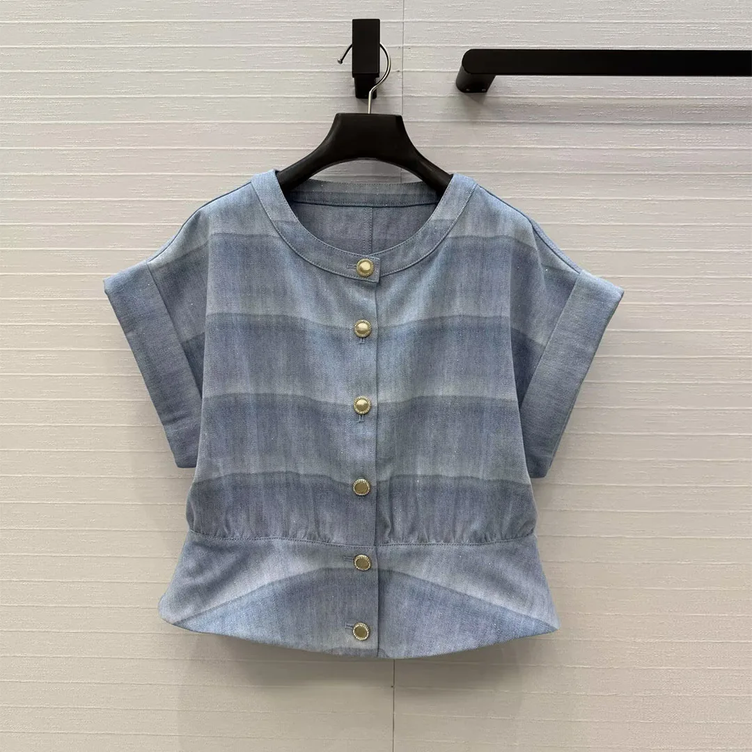 Chaqueta vaquera de verano 2026 de nueva moda con rayas azules y lurex para mujer, cuello redondo, manga corta, abotonadura sencilla, diseño corto y cintura ajustada.