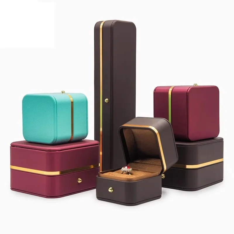 UOGE Elegant Light Luxury Brown PU Leather Jewelry Organizer for Pendant Necklace Ring Bracelet Gift Packaging