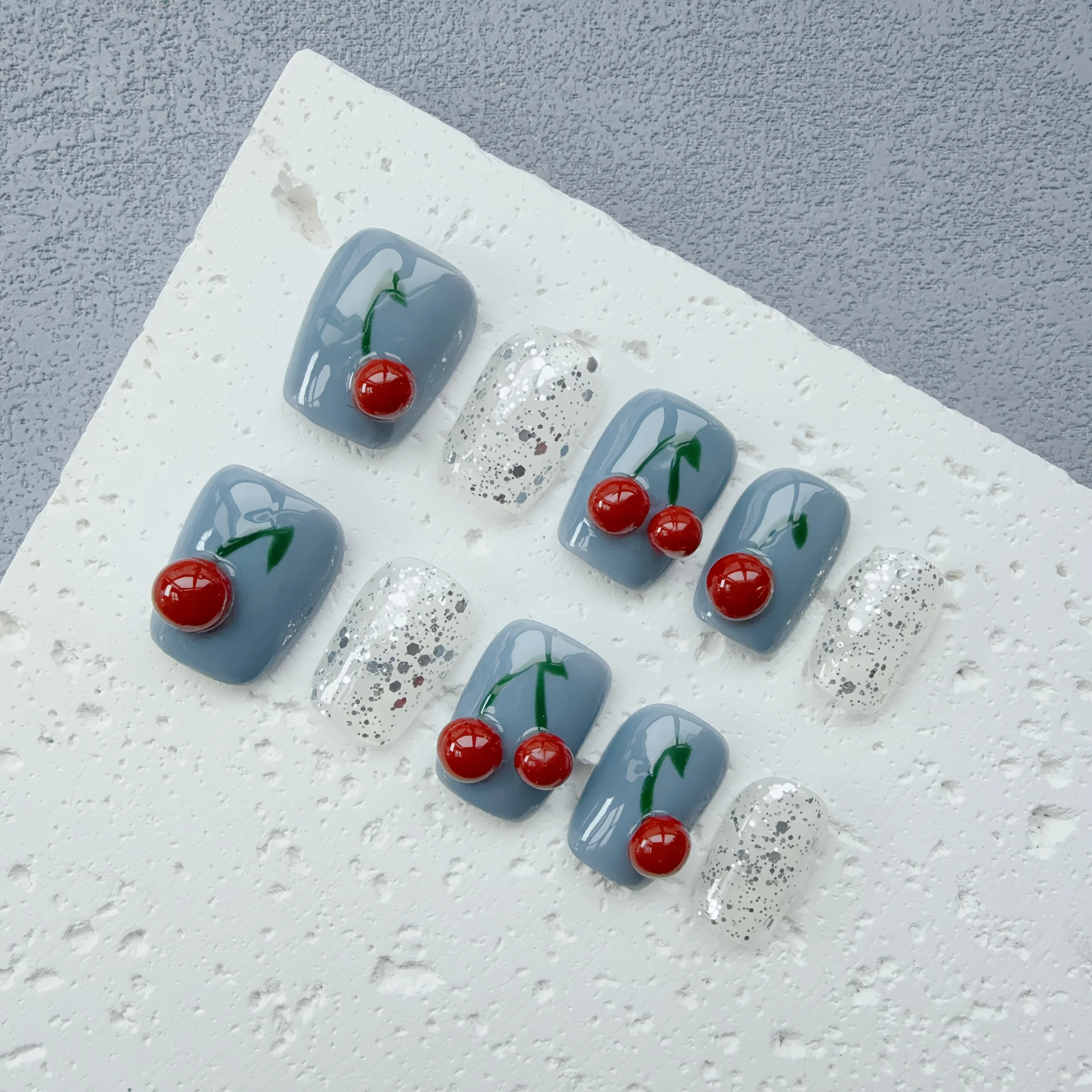 10 Stück High-End Short Fog Blue Cherry Serie handgemachte künstliche Nägel, reine süße Wind Serie Mädchen Nageldekoration Patch