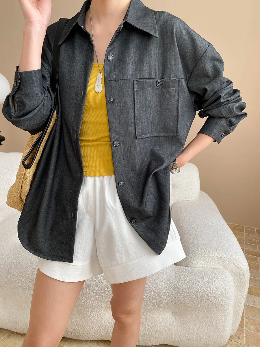 Camicia ampia con decorazione tascabile a maniche lunghe con risvolto tinta unita casual da donna primaverile