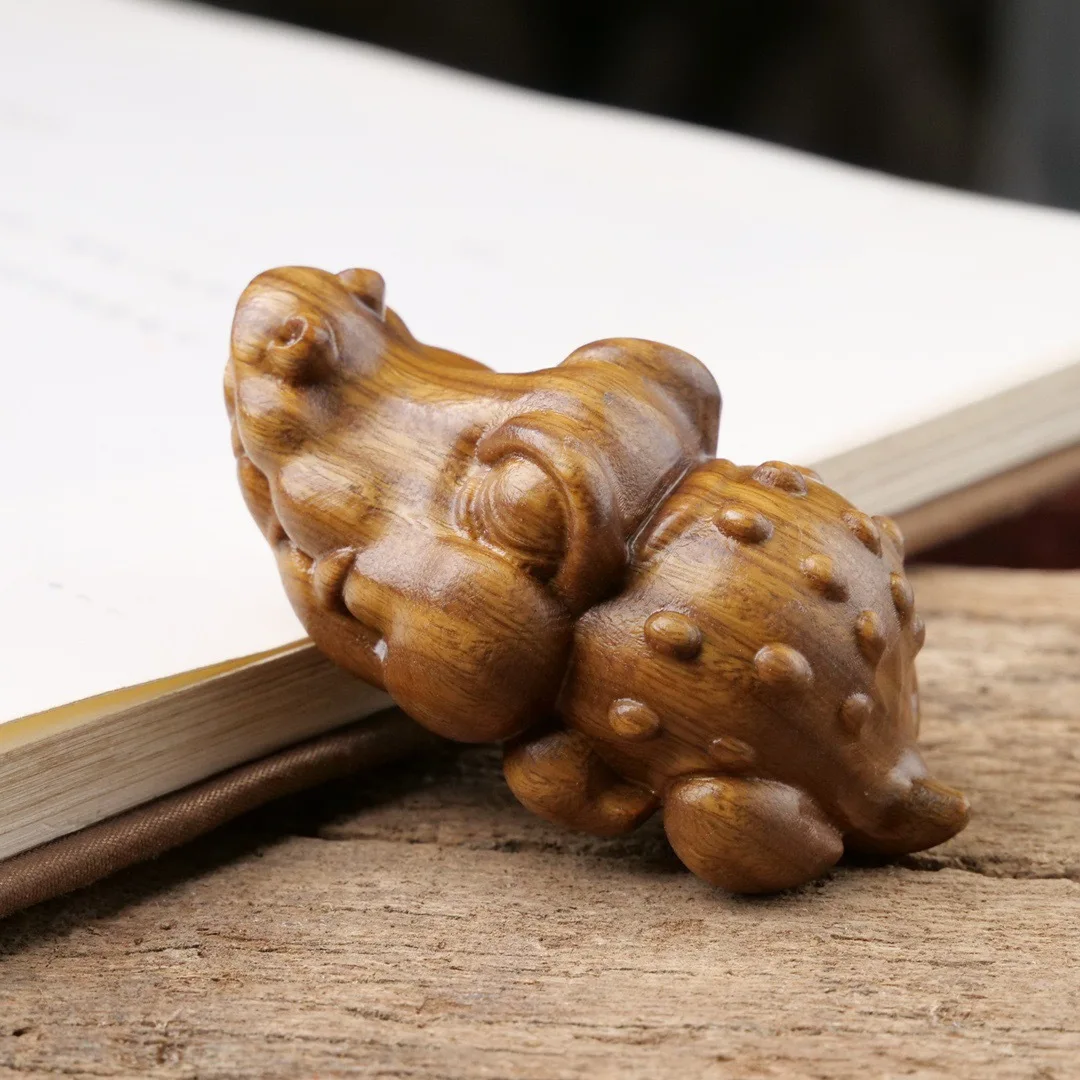 Green Sandalwood Carved Wenwan Hand Piece Cartoon Tea Pet Cute Crocodile Desktop Ornament Portable Wood Craft Souvenir Gift