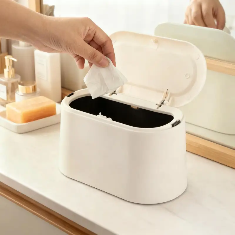Lixeira de mesa compacta com tampa - Mini lixeira de plástico para vaidade/cabeceira/escritório, economia de espaço e bloqueio de odores