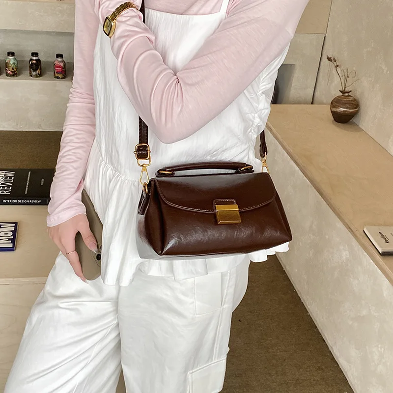 

2026 New Korean Niche Retro Handbag Bag Fashion Commuter Shoulder Messenger Bag Daily High-end Handbag