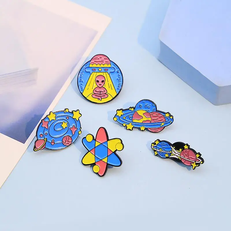 Pin 'Let's go ออกกําลังกายด้วยกัน' โยคะ Alien Universe Stellar Planet จานบินเข็มกลัดป้าย Lapel เครื่องประดับ Alien UFO เคลือบ