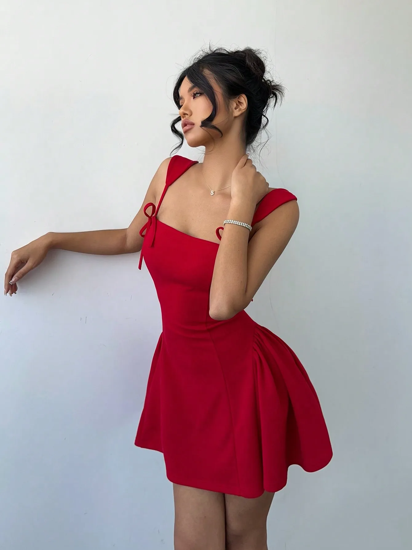 

Красное мини-платье-футляр с бантом и тонкими бретелями для женщин, для вечеринок