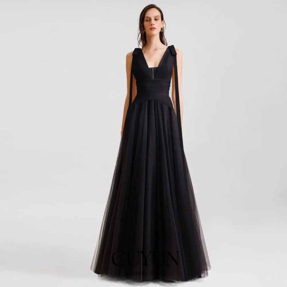 CUYUN Abito da ballo lungo nero classico personalizzato da donna in morbido tulle lungo fino al pavimento con scollo a V senza maniche abito da sera formale a trapezio