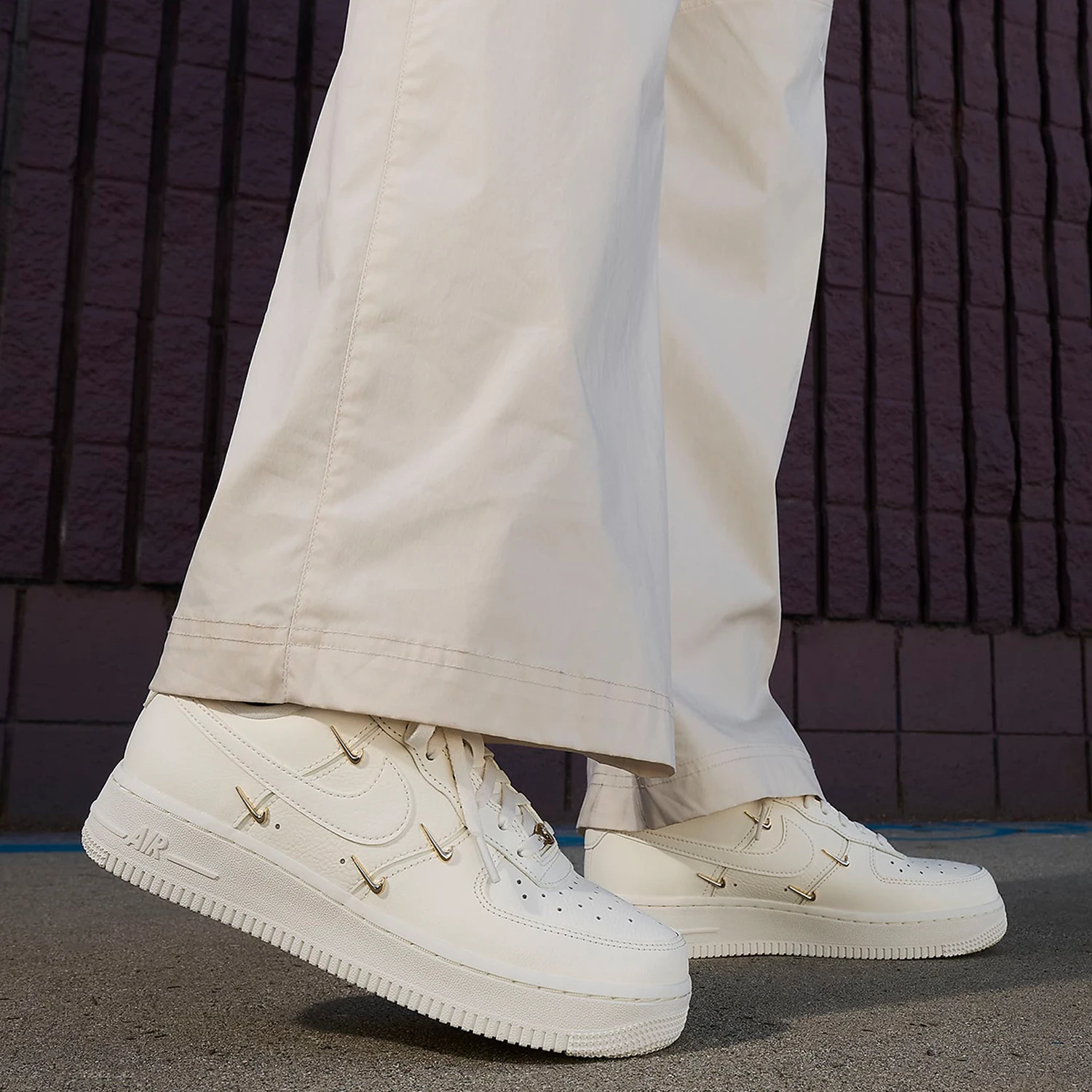 

Женские повседневные кроссовки Nike Authentic Air Force 1 '07 LX в стиле ретро FV3654-111