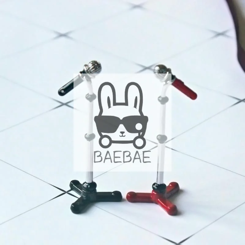 1Pcs 1/12 Dollhouse Accessories Miniatures Simulation Mini Alloy Microphone With Stand Model Toy Doll House Decoration
