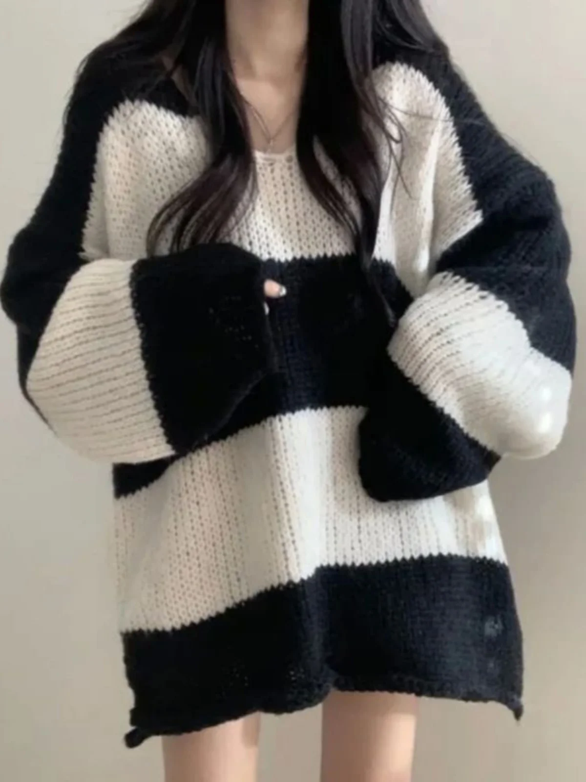 سترة محبوكة طويلة مخططة واسعة باللونين الأسود والأبيض، تصميم مخطط عريض حراري دافئ، جولة Sle، زر إغلاق واحد