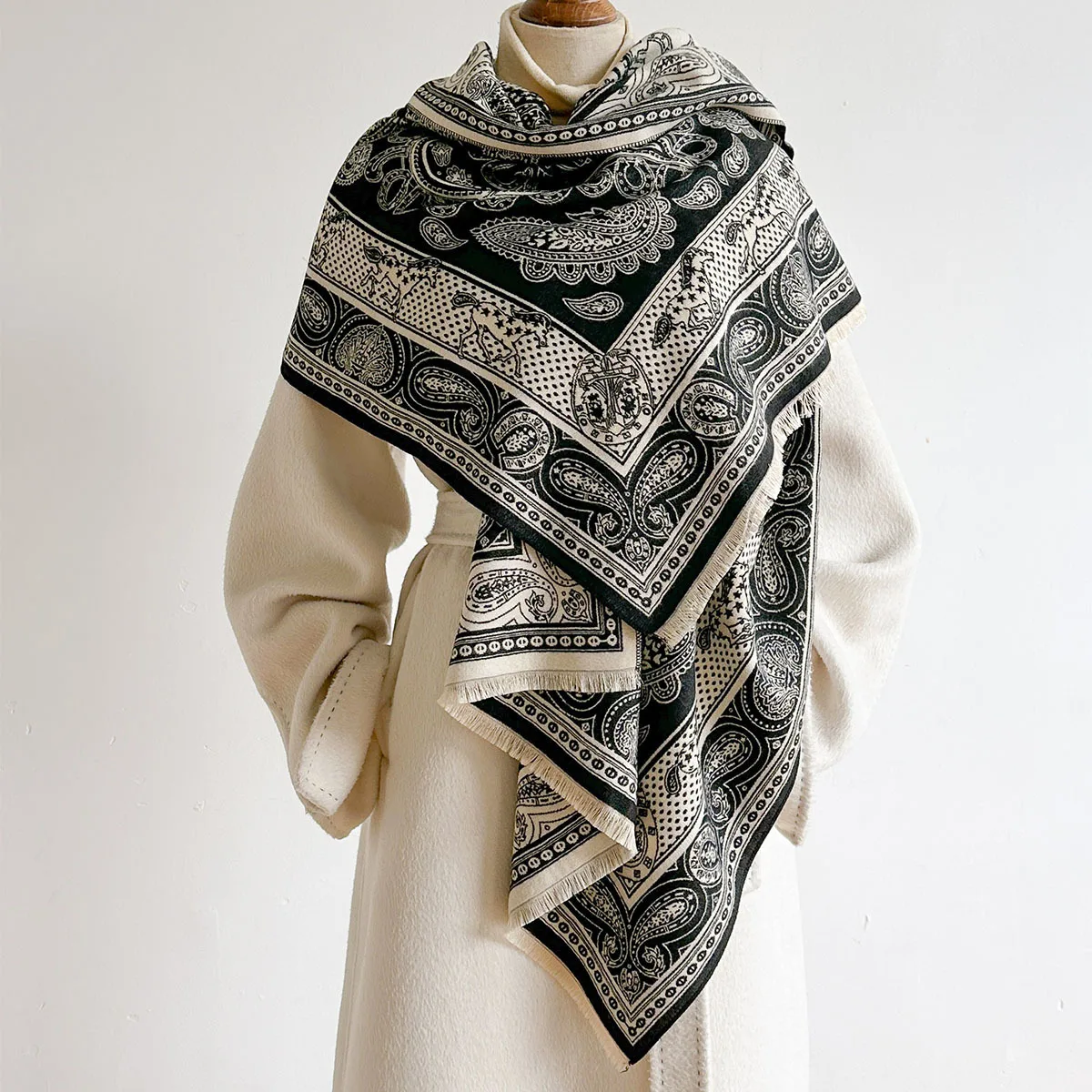 elegante-e-classico-xale-feminino-em-tons-preto-e-branco-com-estampa-paisley-e-toque-de-cashmere-tecido-grosso-e-quente-para-ocasioes-de-fim-de-semana