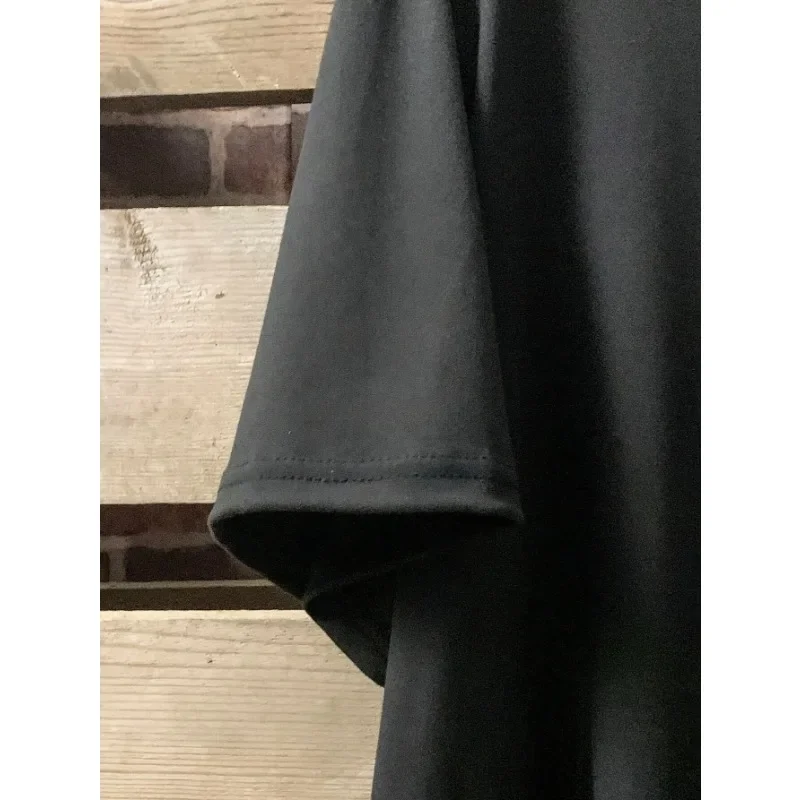 Plus Size Sommer-Damen-T-Shirt, einfarbig, Rundhalsausschnitt, mit Knopfverzierung, unregelmäßigem Saum, kurzärmelig