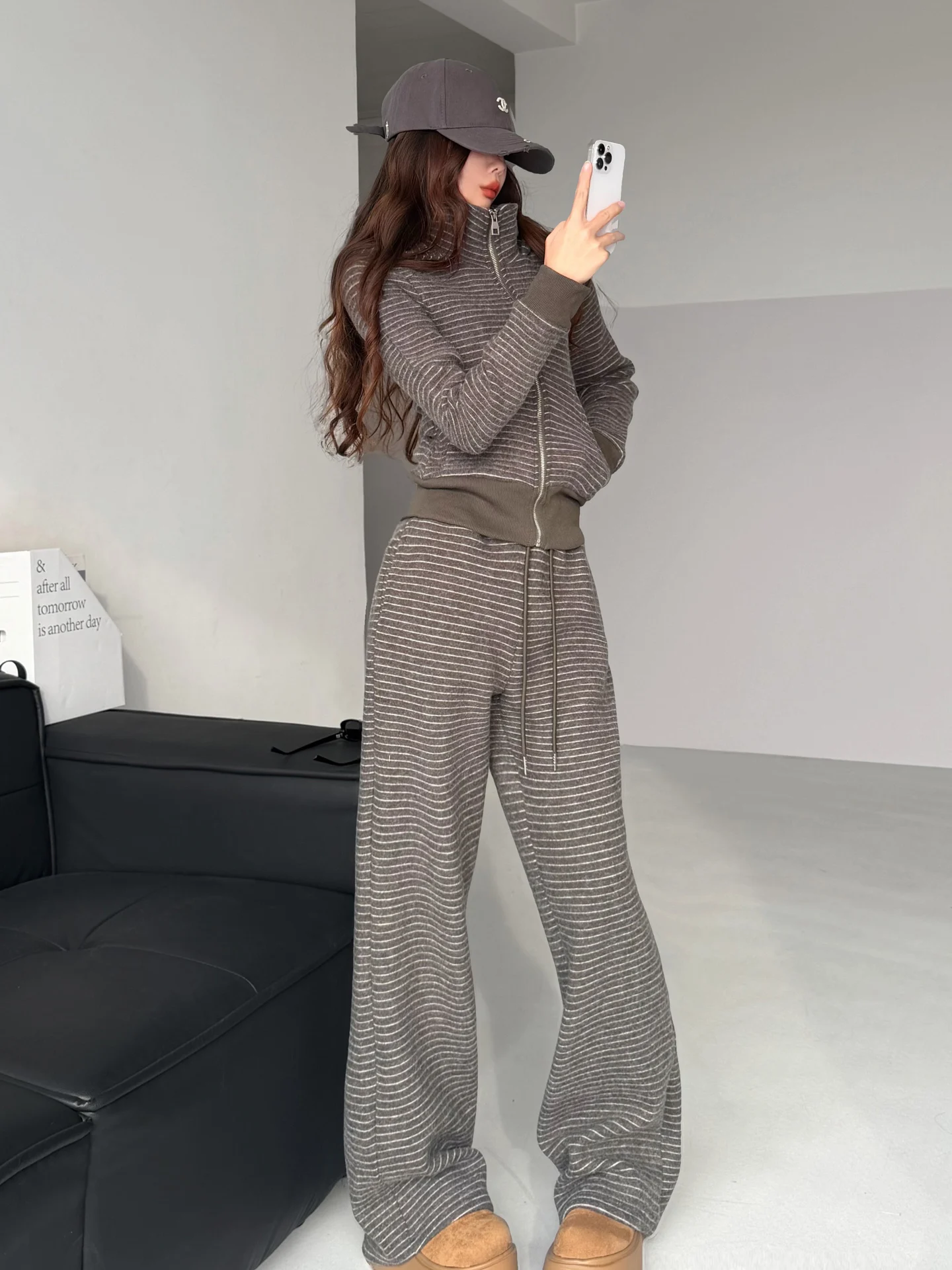 

Женский зимний утепленный комплект из двух предметов: укороченный кардиган на молнии с капюшоном и полосатые брюки, повседневный стиль