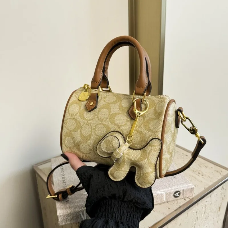 

Women's Chic Shoulder Bag Stylish Design For Fashion Bloggers And Influencers Content Creation Ready