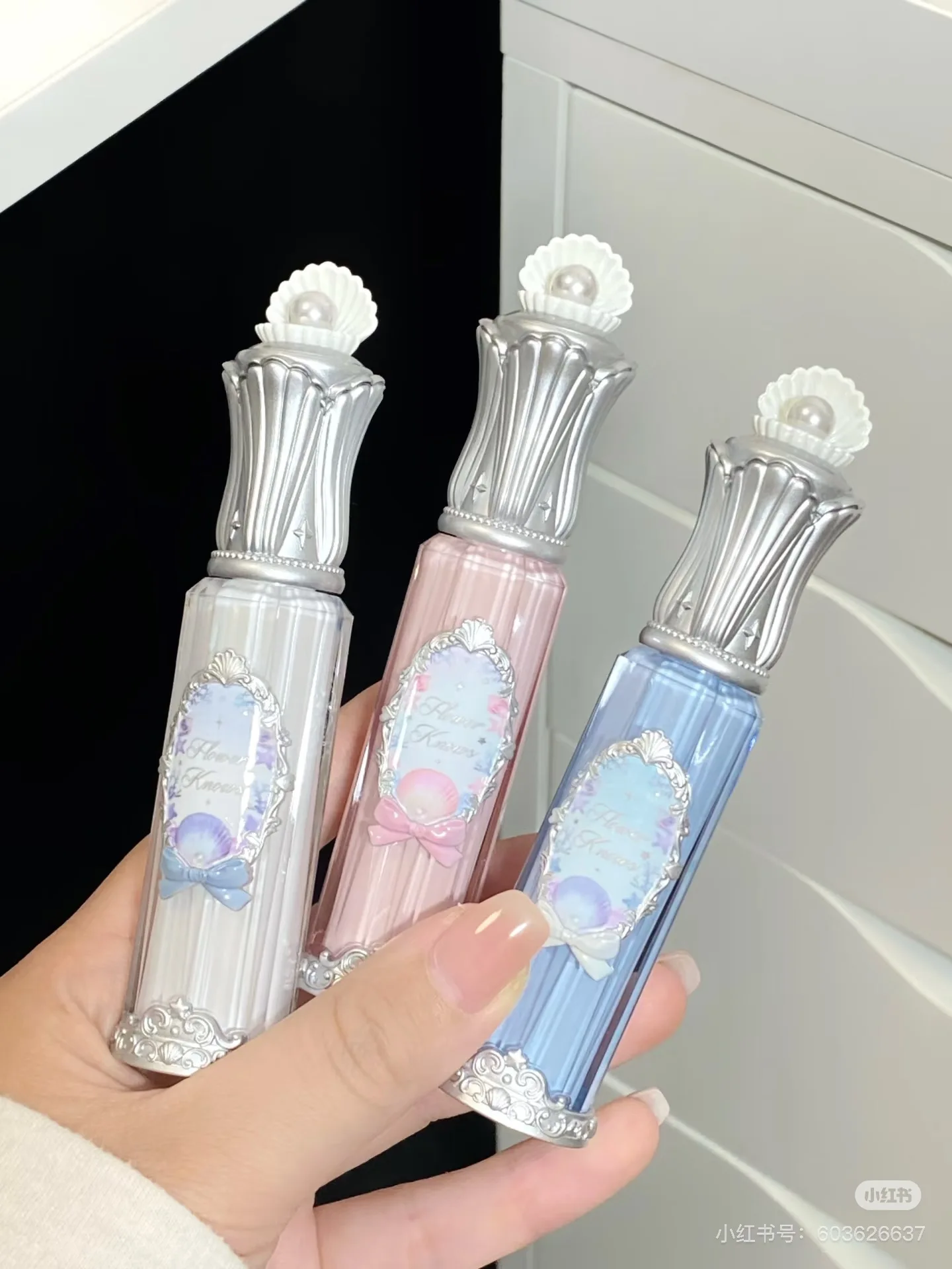 

Flower Knows Shells Jelly Lip Gloss Long Lasting Mirror Water Lip Glaze Colored Moisturizing Lipstick Shiny Lips Care Makeup