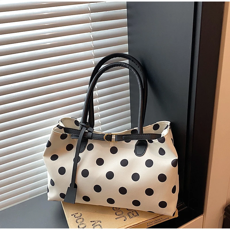 Neue koreanische stilvolle gepunktete Tragetasche, personalisierte lässige Schultertasche mit Gürteldekor, einfache, vielseitige Pendler-Unterarmtasche – Detail 11