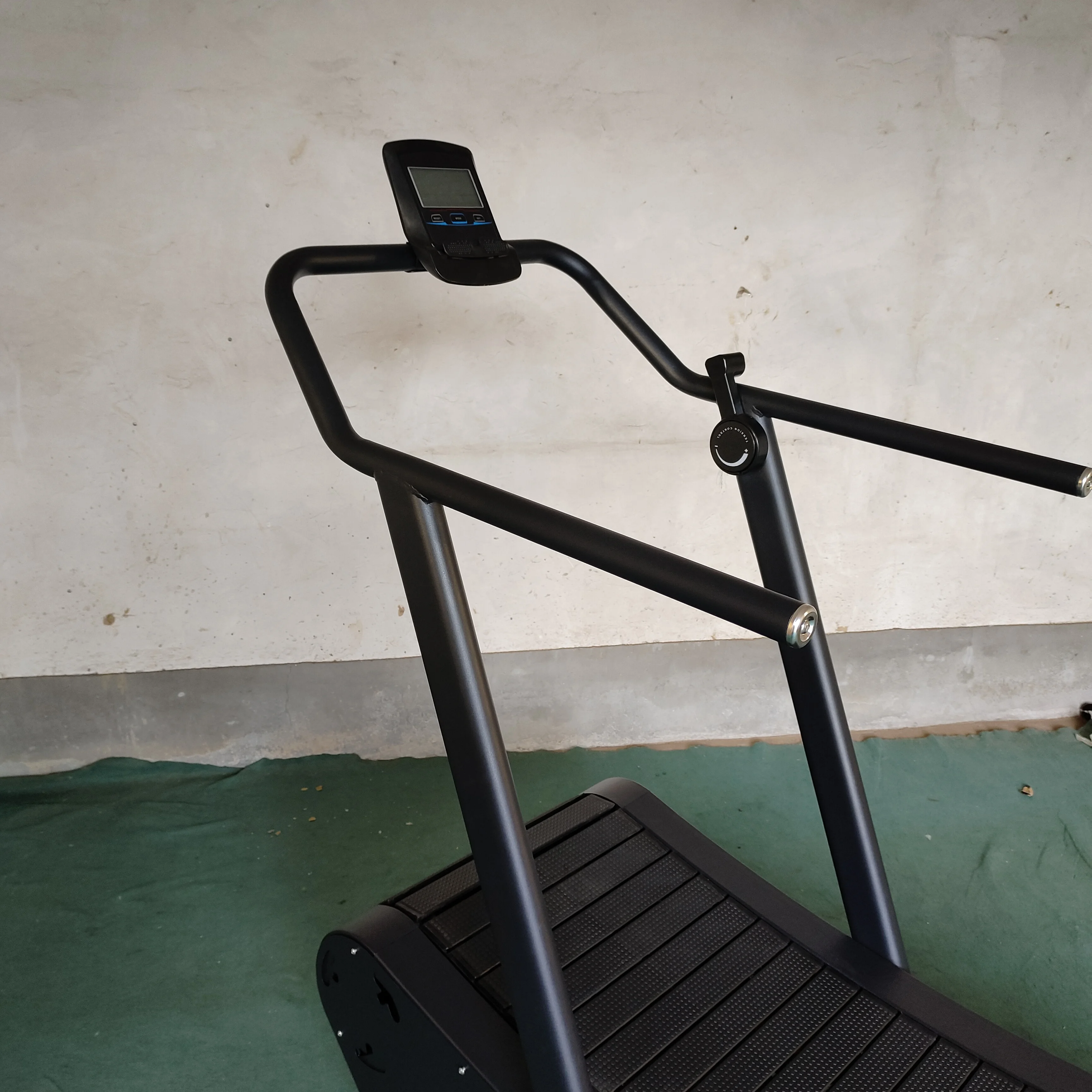 Curved Surface Non-motorized Home Gym Treadmill with LED Screen Display, Manual Heart Rate Monitoring, and Wireless Connectivity