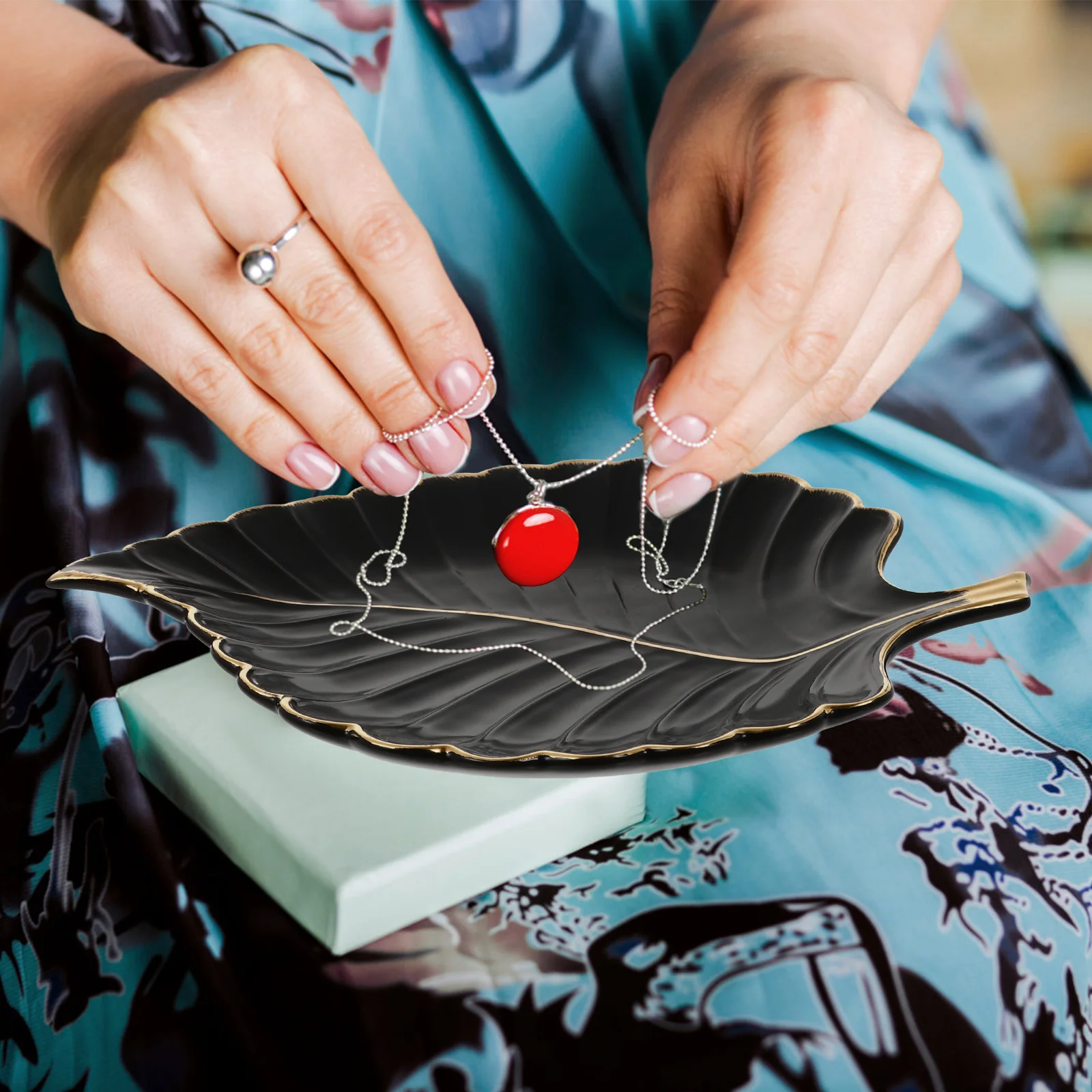 1Pcs Nordic Style Leaf Shape Ceramic Jewelry Storage Tray Compact Desktop Organizer for Rings Earrings Trinkets