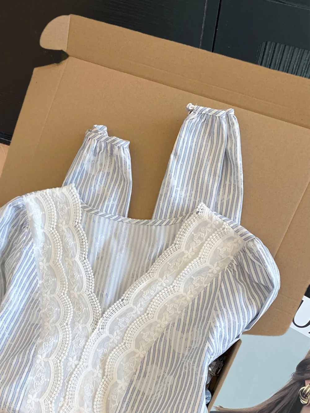 

Retro Striped Lace Patchwork Loose irt Men Women Autumn Sweet Versatile Casual ort Top French Sle Long Sve V-Ne