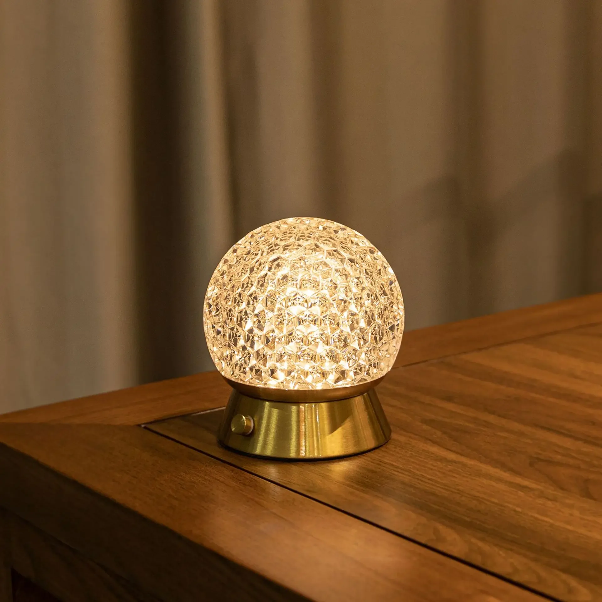 Lámpara de mesa LED con bola de cristal y diamantes, luces nocturnas románticas para mesita de noche, carga USB