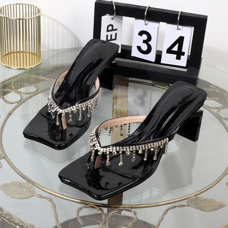 

Однотонные шлепанцы с кристаллами и цепочкой на необычном каблуке, сандалии, Новинка лета 2024, роскошная привлекательная женская обувь с открытым носком на высоком каблуке большого размера