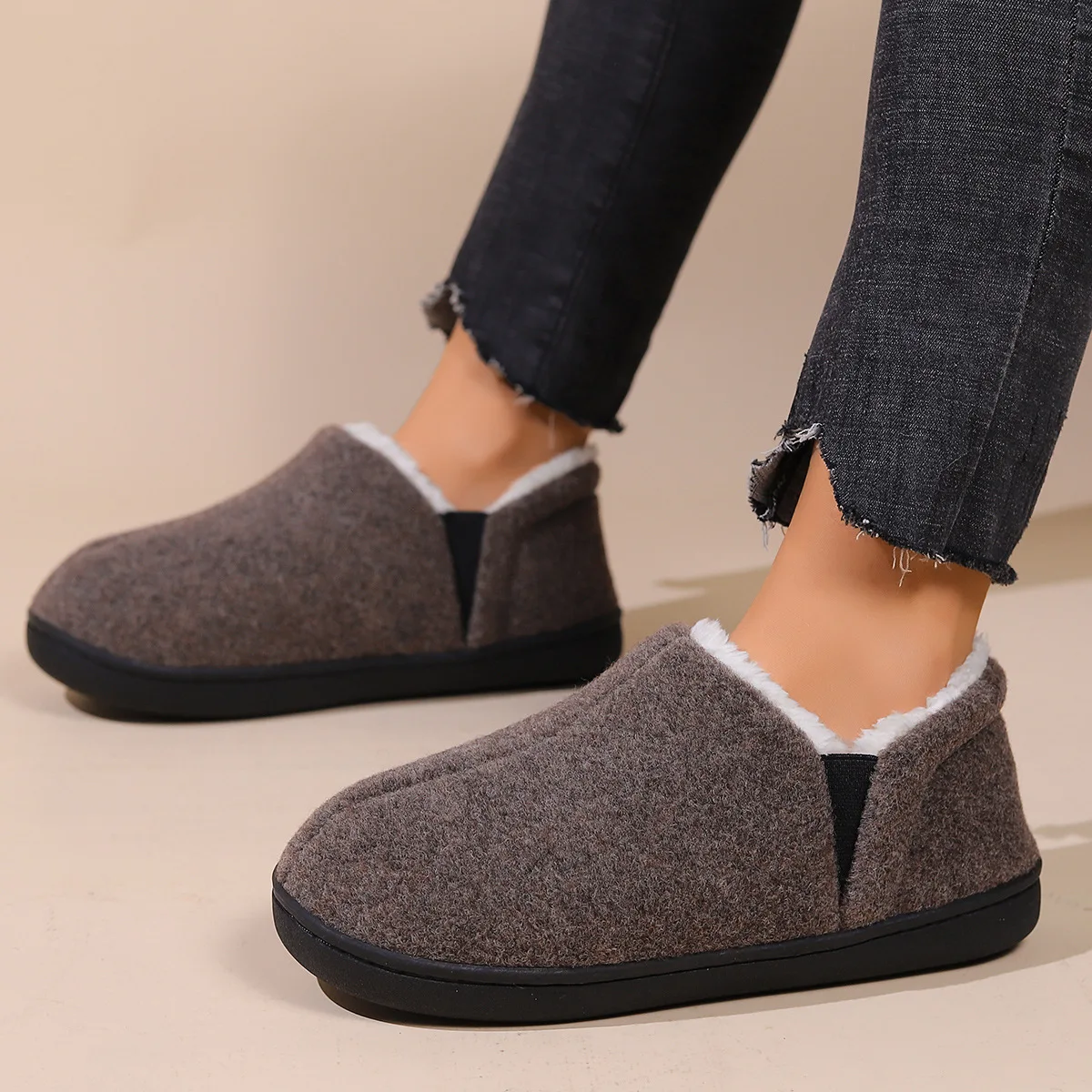 Comwarm: Warme, kurze Plüsch-Hausschuhe für Damen, mit flauschigem Innenfutter, ideal für den Innenbereich, bequeme, weiche Sohle, modische Schlafzimmer-Hausschuhe. – Detail 5