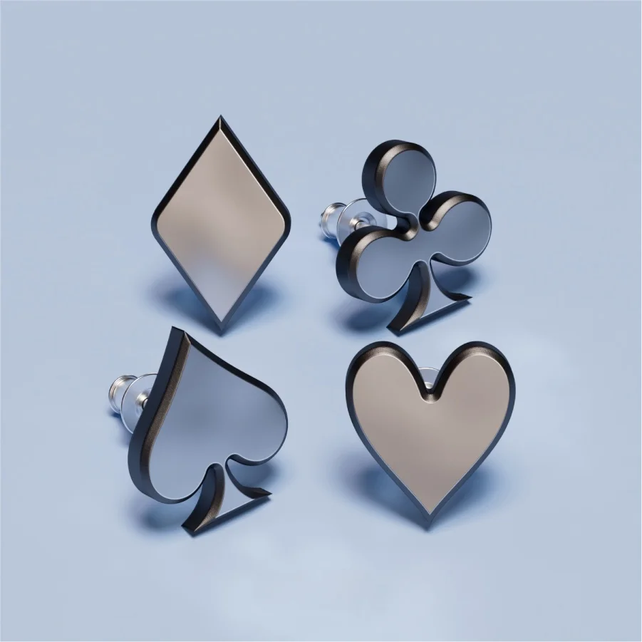 エレガントなメンズポーカーカードデザインイヤリング芸術的な2025ファッションシルバージュエリーユニークなダングルスタッドユニセックス耳アクセサリー