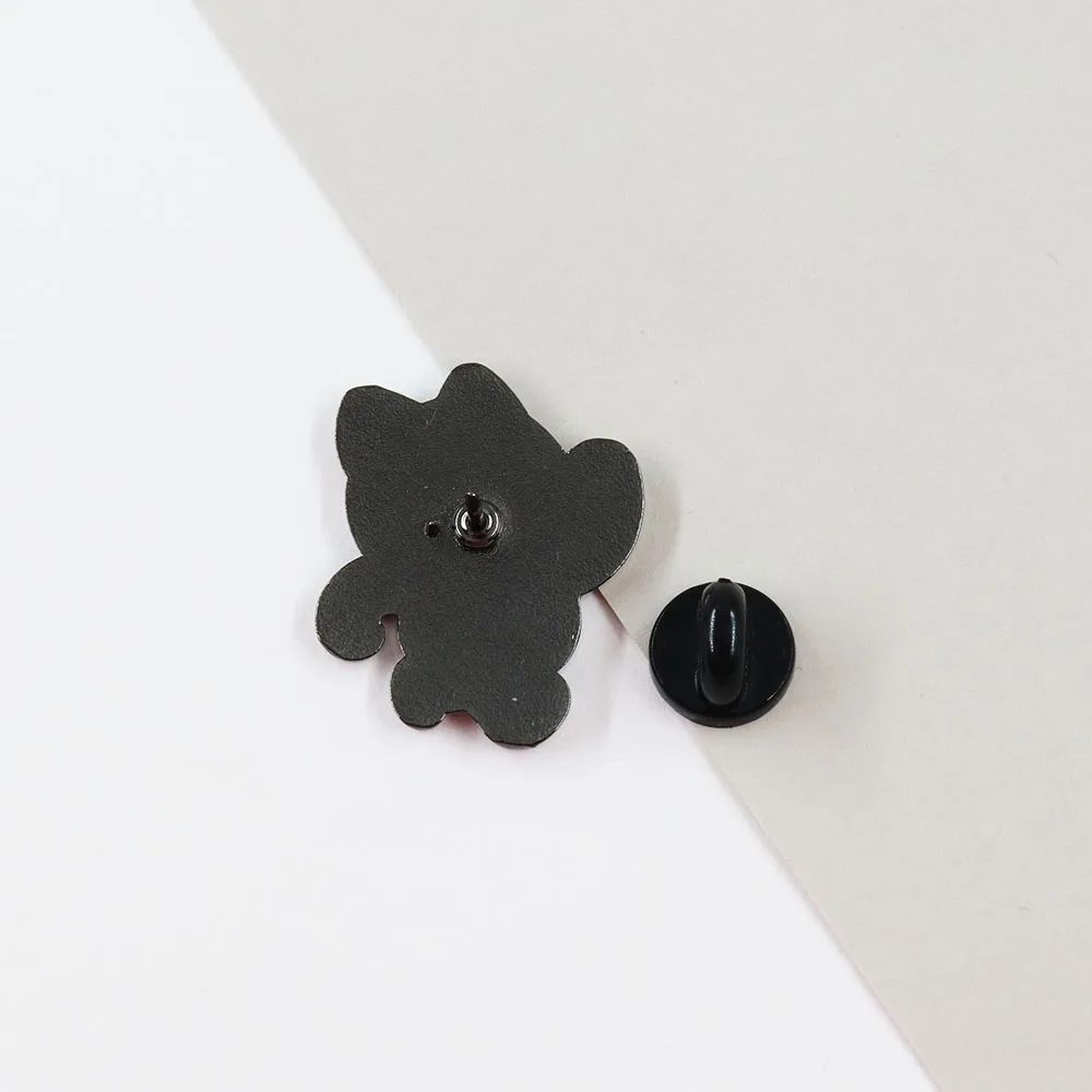 Turbo Granny Cat Running Lapel Pin Cute Cartoon Dandadan Lucky Cat Badge Funny Jewelry Decoration