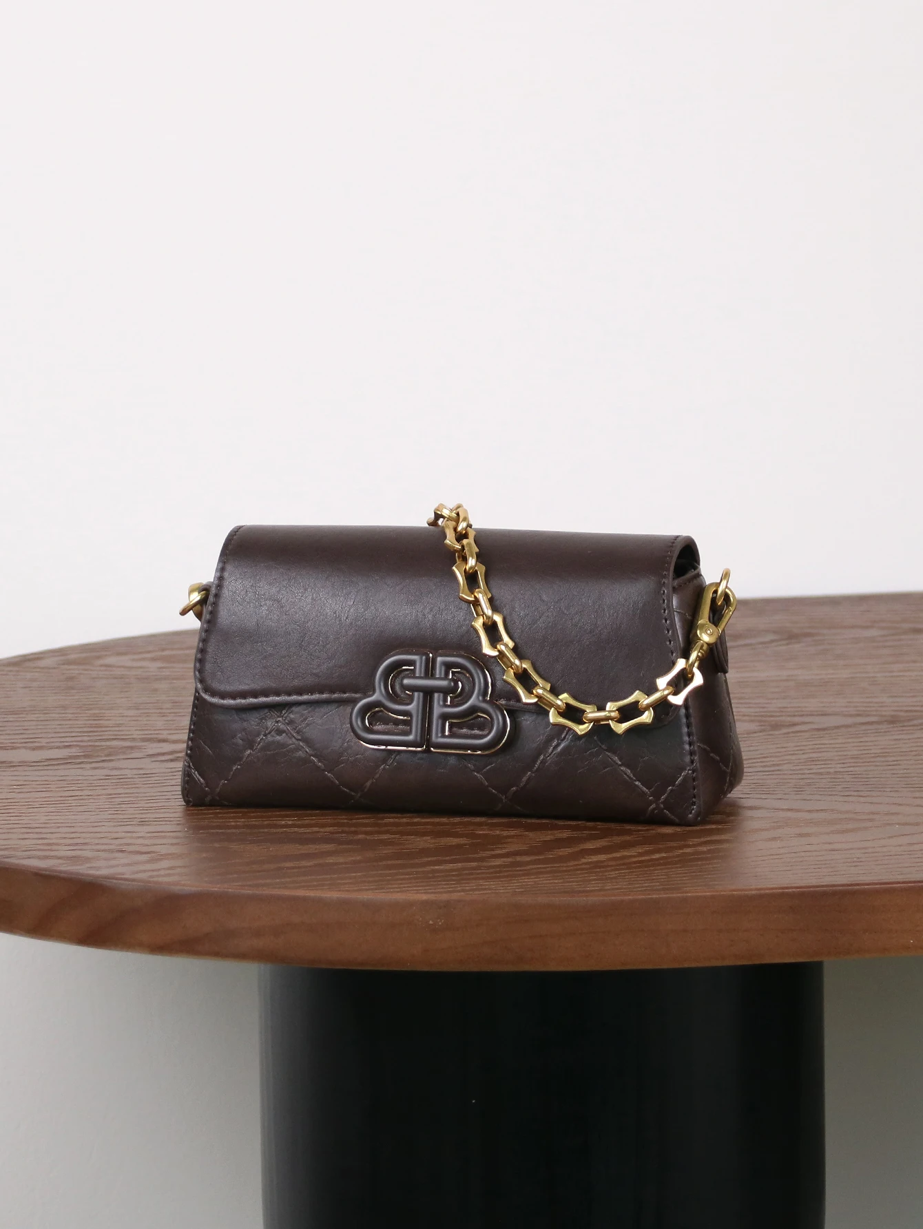 خريف/شتاء 2025 جديد خط التطريز الرجعية حقيبة يد صغيرة فاخرة موضة سلسلة حقيبة مزاجه الغريبة بوسطن وسادة صغيرة كوم