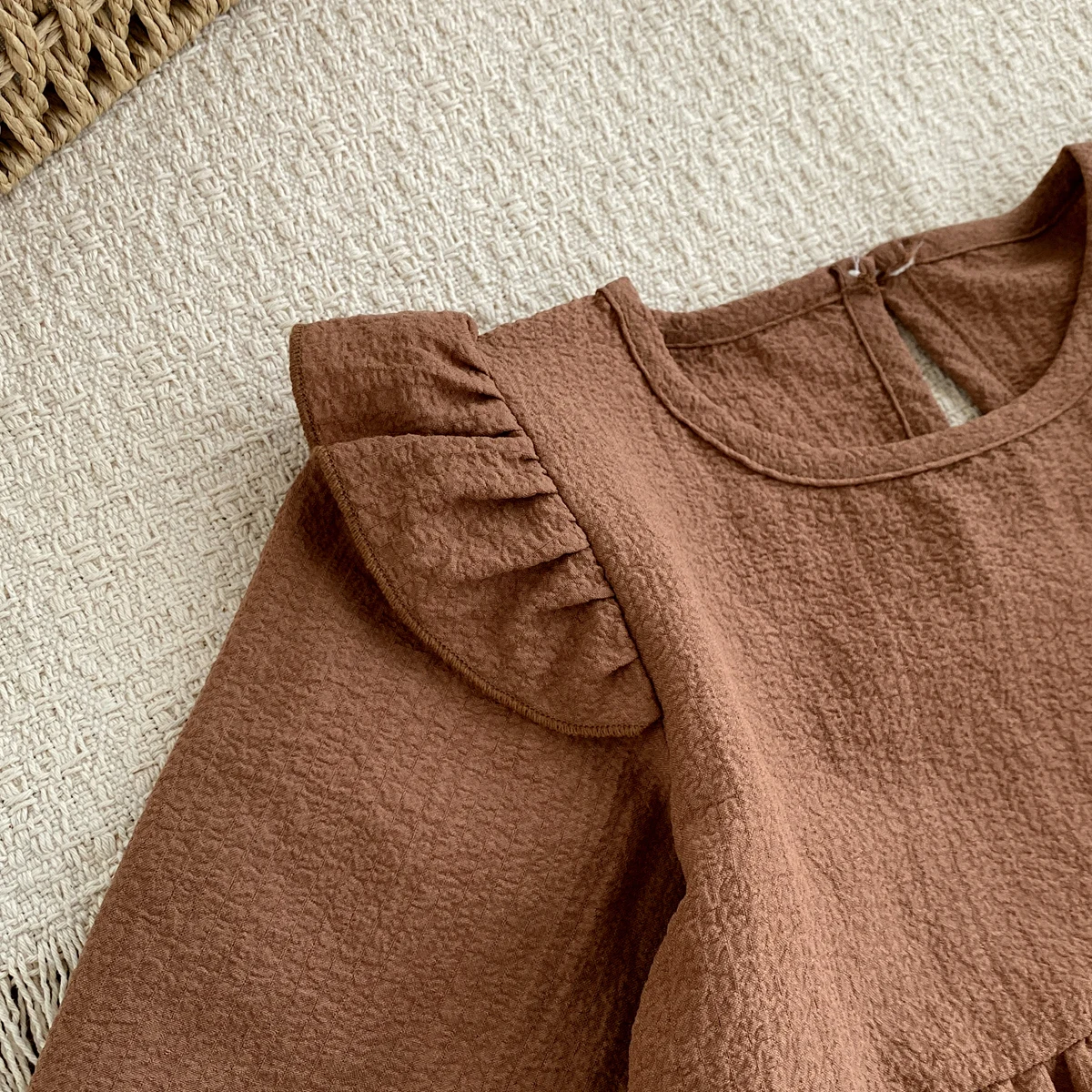 Herbst-Set für Kinder: Stilvolles Puffärmel-Puppenhemd und weit geschnittene Hose, hochwertiges Freizeit-Outfit – Detail 4