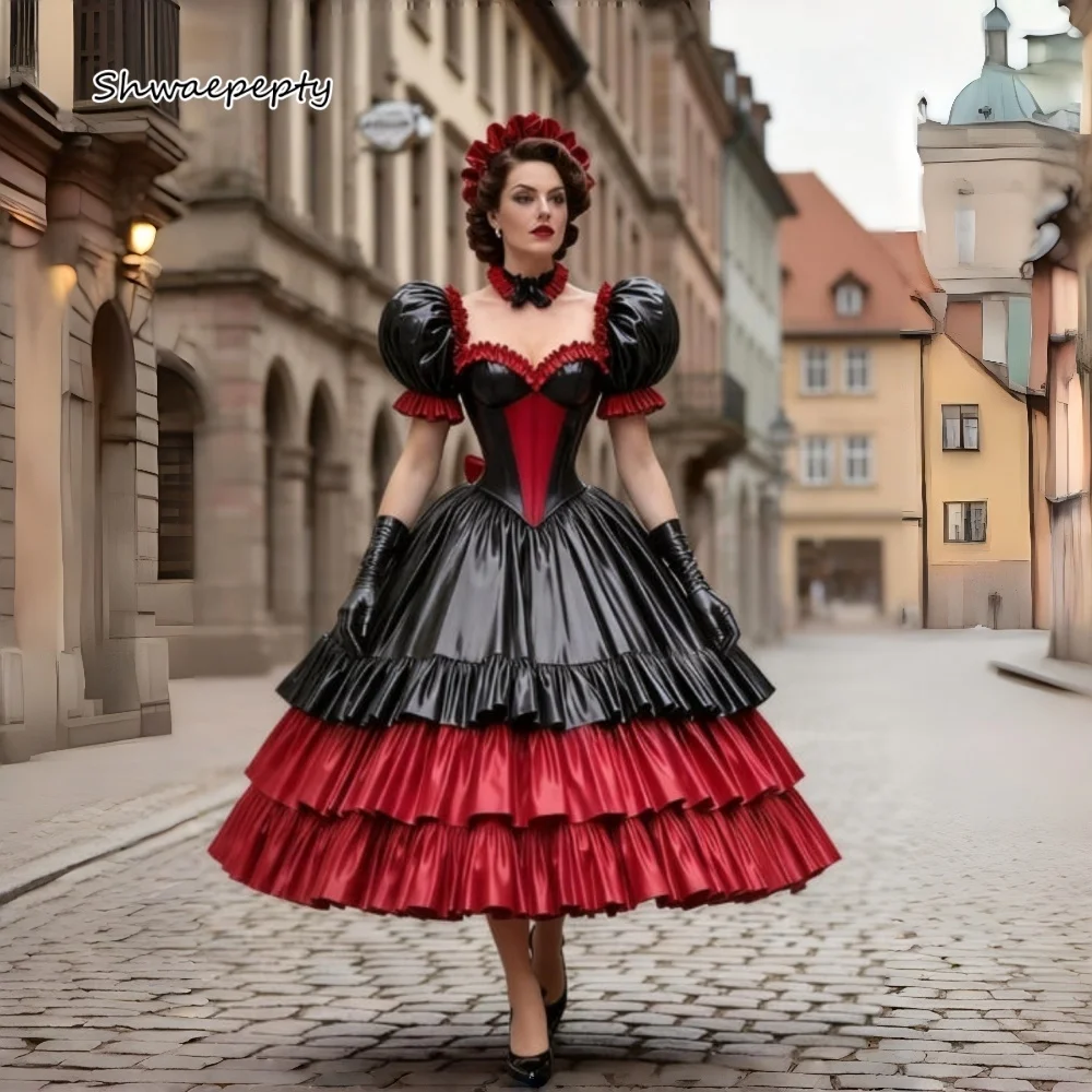 Gothic Viktorianisches Abendkleid Schwarz und Rot PU Glänzende Abendkleider Abgestuftes Ballkleid Teelang Vintage Damenkostüm Maßgeschneidert
