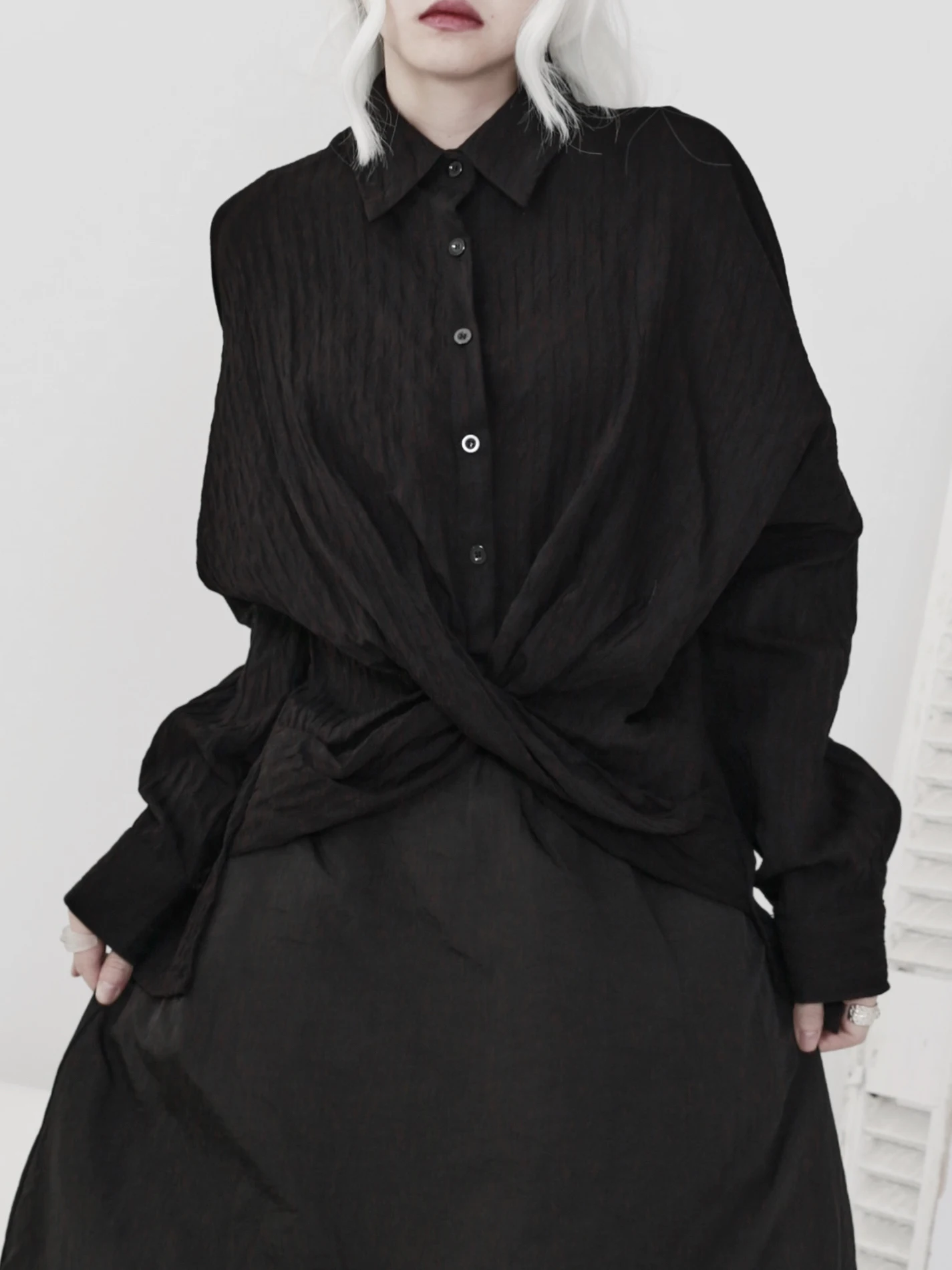 

Свободная женская рубашка с длинным рукавом, с узлом, фактурная, темного цвета, с асимметричным подолом, удобная, дышащая, повседневная, модная