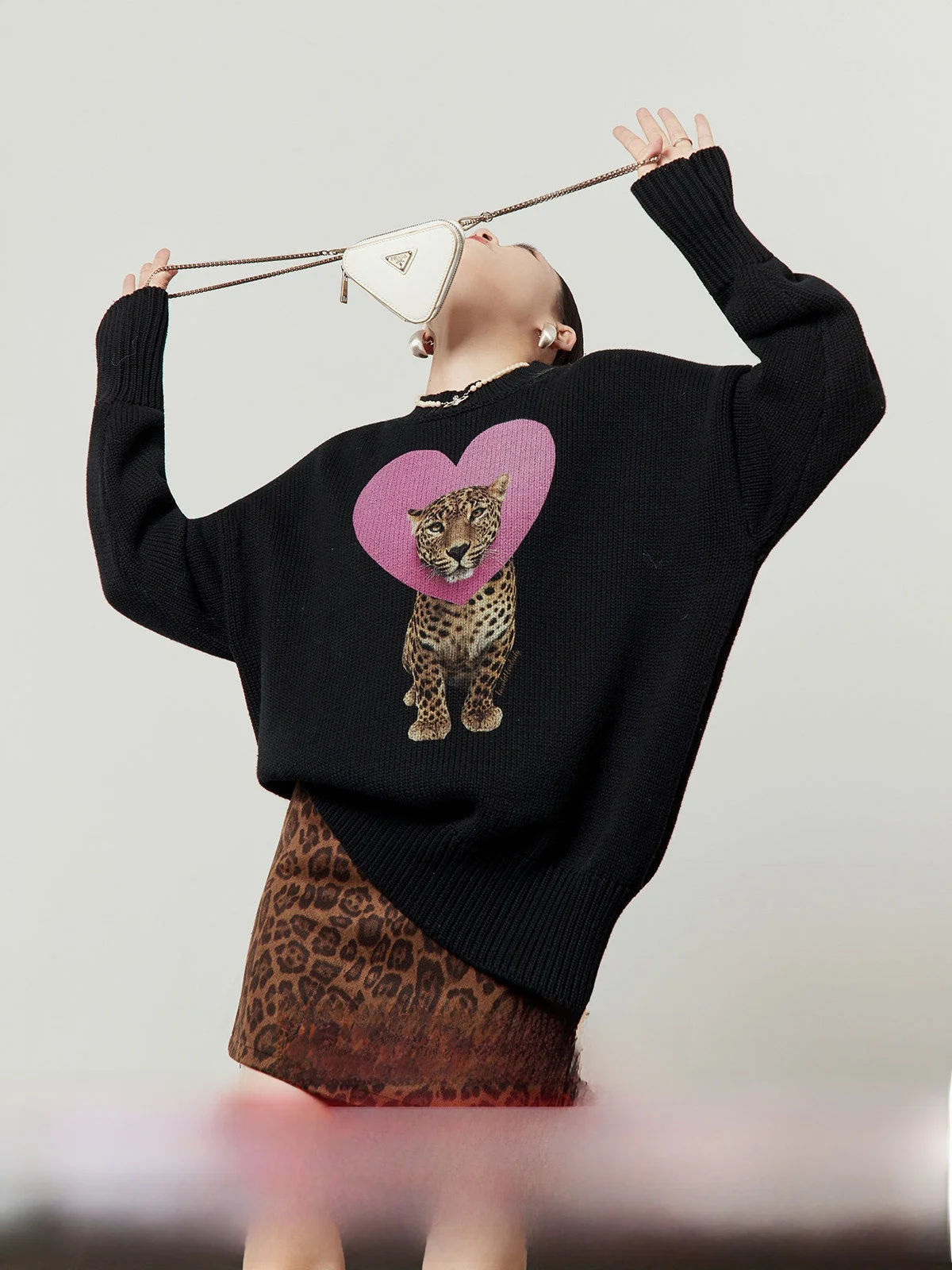 

Новый женский вязаный свитер Bla с длинными рукавами, свободного кроя, с принтом в виде сердечек и леопардовым принтом, повседневный, зимний топ