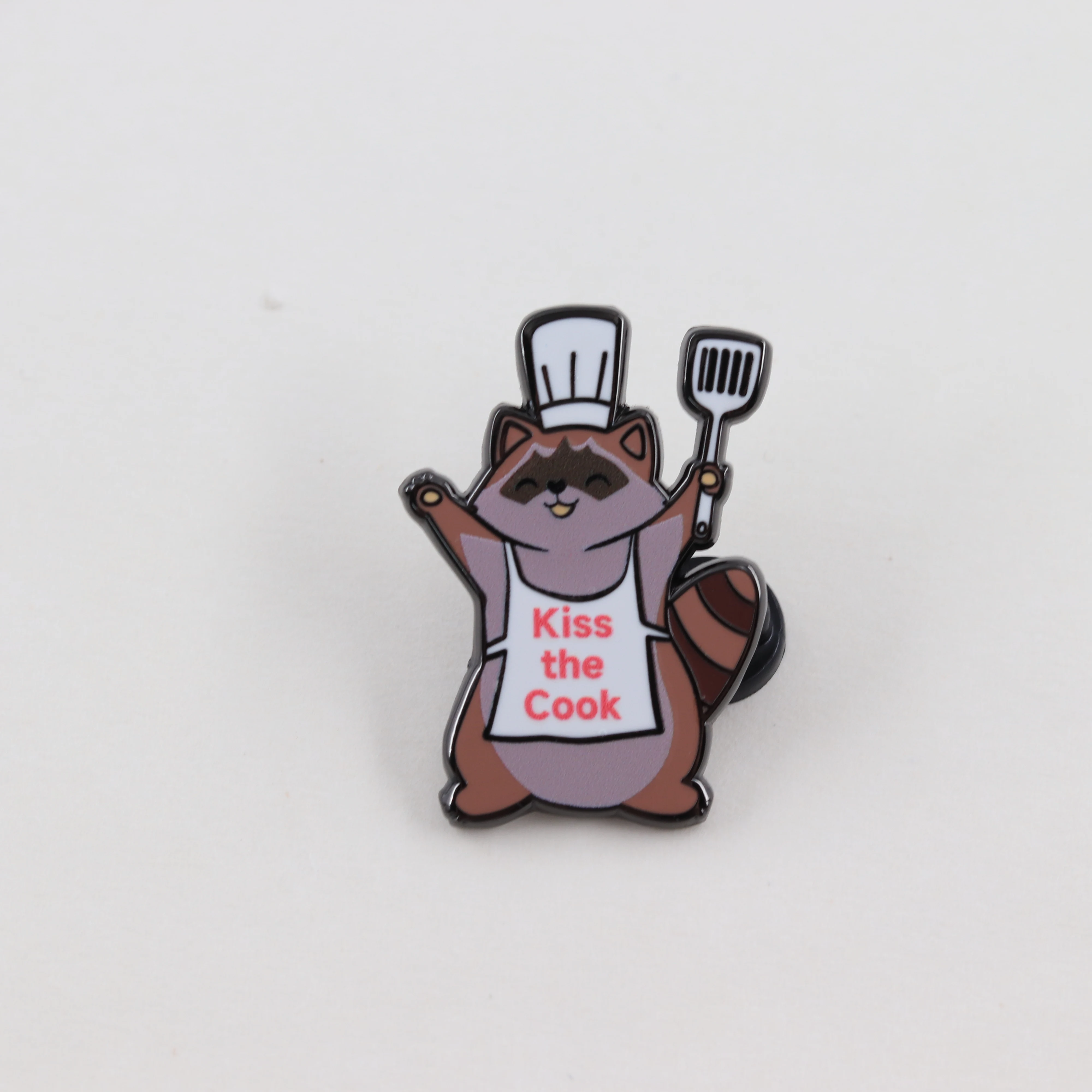 Lustige Waschbär-Emaille-Pin „Küss den Koch“ – Niedliche Tier-Bäcker-Abzeichen, Kreativer Küchenschmuck, Anstecknadeln für die Küche – Detail 10