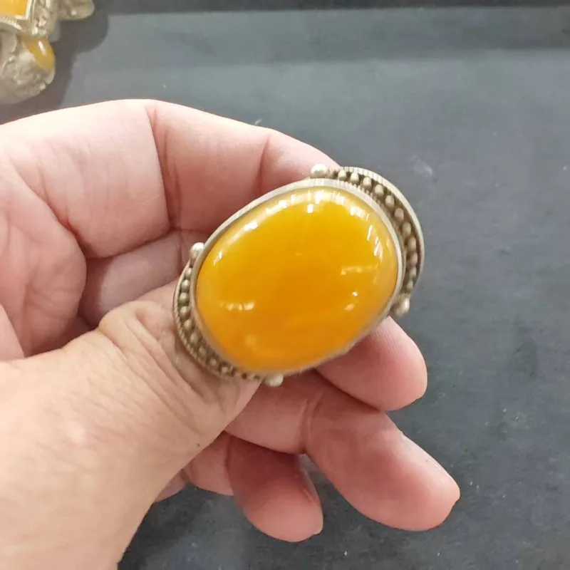 Unisex Vintage Ovaler Gelber Cabochon-Ring mit Antiker Metallperlenfassung, Verziert mit Geschnitzten Seiten, Boho Tribal Statement Fingerschmuck – Detail 4