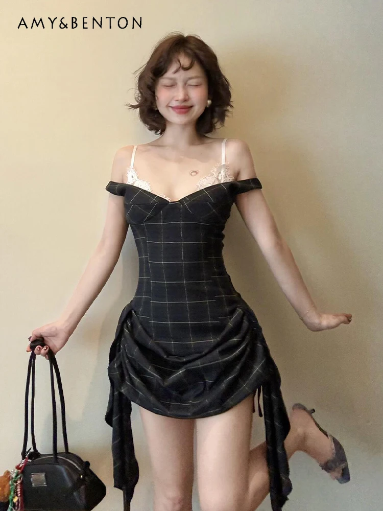 Letnia nowość 2025, seksowna sukienka na ramiączkach w stylu hot girl, dopasowany krój, idealna na co dzień i randki, imitacja dwuczęściowej sukienki, ciemnozielona krata, koronka, krótka sukienka.