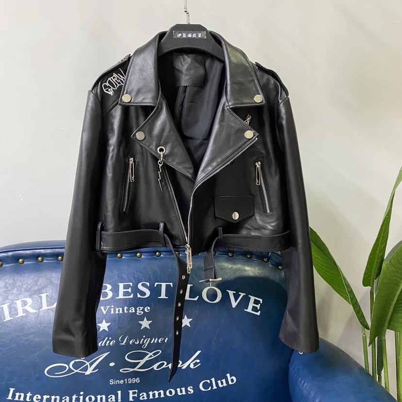 Lente nieuwe Sle Ultra-ort briefborduurwerk eapenvacht motorfiets Jaet Faionable damesjas ort lengte ritssluiting